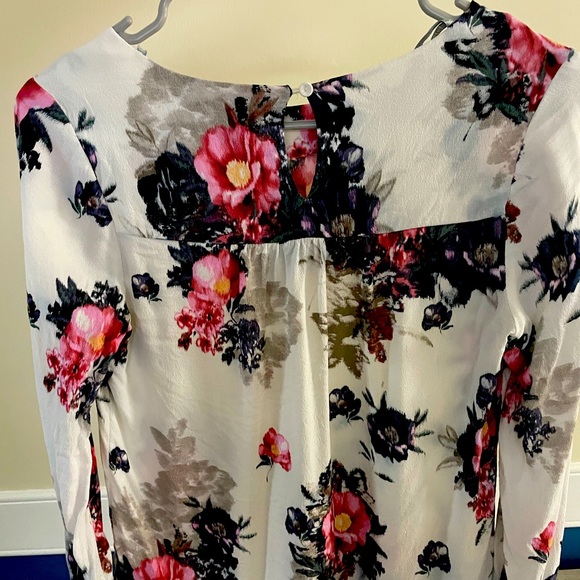 NWOT XS flower print Blouse peephole back and buttons on the sleeve - Picture 2 of 3